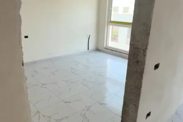 Shtepi ne shitje Apartament ne Durres, 1+1, Mobilimi Bosh, pa mobiluar, Pagesa 77,000  Euro.