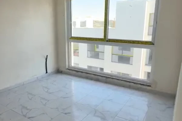 Shtepi ne shitje Apartament ne Durres, 1+1, Mobilimi Bosh, pa mobiluar, Pagesa 77,000  Euro.