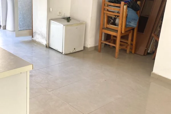 Jepet me qera dyqan ne rruge kryesore tek Ish-Tregu Elektrik rruga Petronini Luarasi