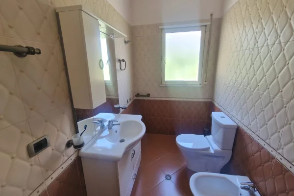 Shtepi ne shitje Shtepi Private ne Durres, 6+1, Mobilimi E mobiluar, Pagesa 210,000  Euro.