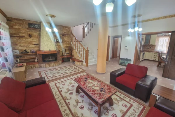 Shtepi ne shitje Shtepi Private ne Durres, 6+1, Mobilimi E mobiluar, Pagesa 210,000  Euro.