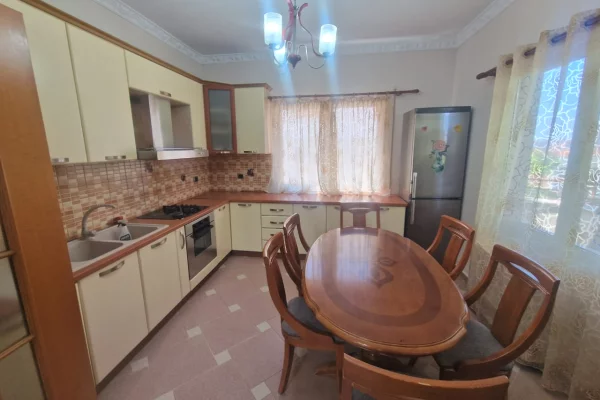 Shtepi ne shitje Shtepi Private ne Durres, 6+1, Mobilimi E mobiluar, Pagesa 210,000  Euro.