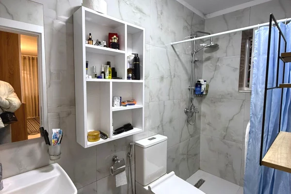 Shtepi ne shitje Apartament ne Tirane, Garsoniere, Mobilimi E mobiluar, Pagesa 86,000  Euro.