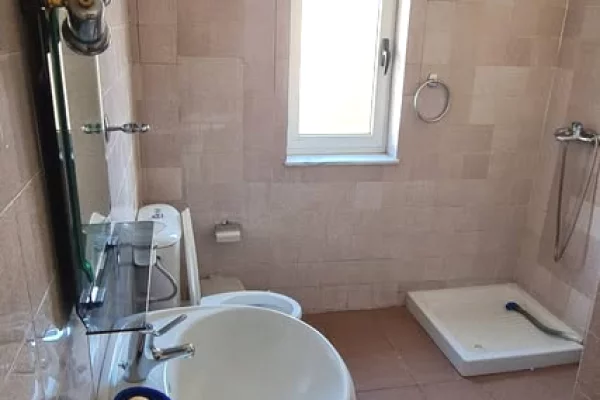 Shtepi me qera Apartament ne Tirane, 2+1, Mobilimi E mobiluar, Pagesa 50,000  Leke.