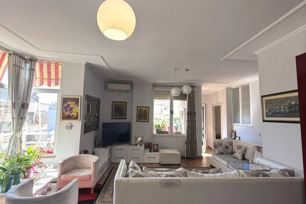 Appartamento in vendita a Tirana 2+1, Arredato