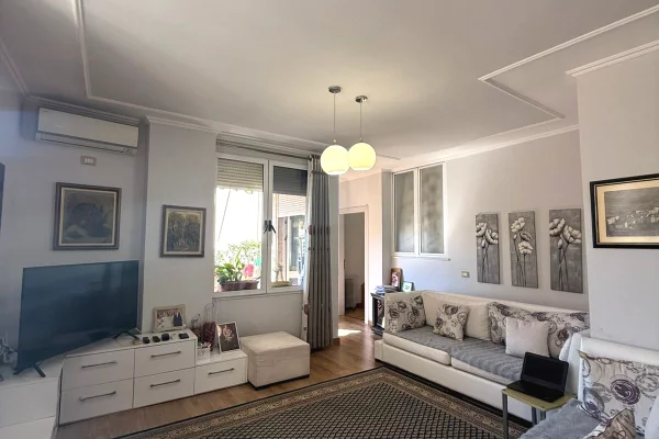 Appartamento in vendita a Tirana 2+1, Arredato