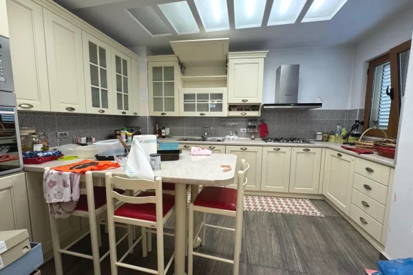 Shtepi ne shitje Apartament ne Tirane, 2+1, Mobilimi E mobiluar, Pagesa 380,000  Euro.