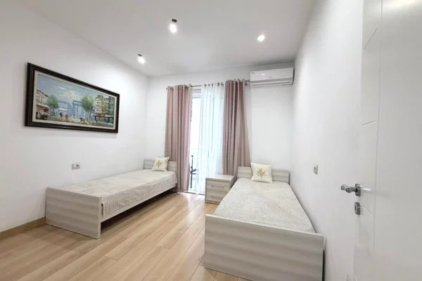 Shtepi ne shitje Apartament ne Tirane, 2+1, Mobilimi E mobiluar, Pagesa 245,000  Euro.