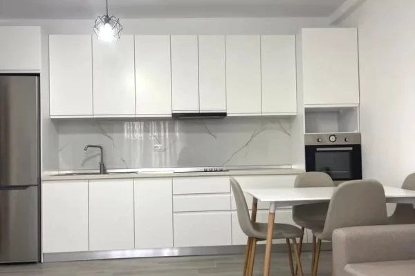 Shtepi me qera Apartament ne Tirane, 3+1, Mobilimi E mobiluar, Pagesa 50,000  Leke.