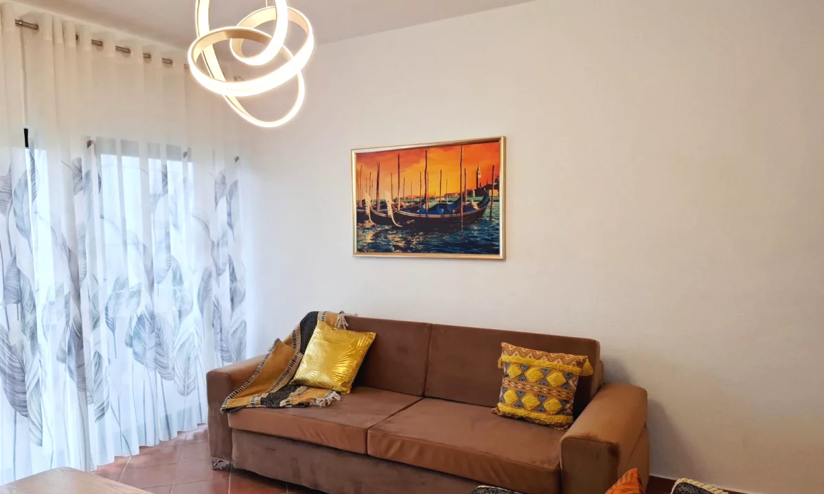 Shtepi me qera Apartament ne Tirane, 2+1, Mobilimi E mobiluar, Pagesa 600  Euro.