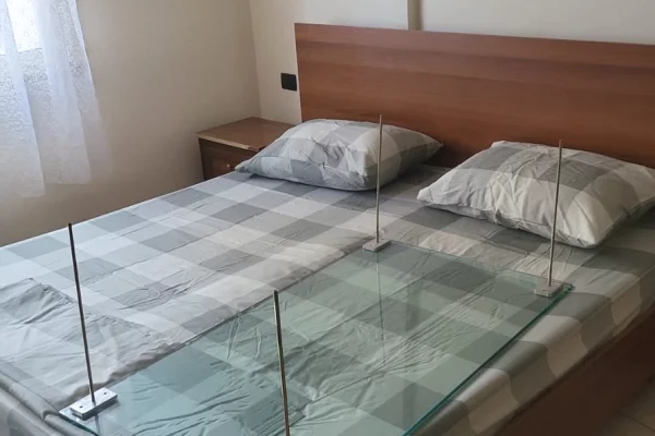 Shtepi me qera Apartament ne Tirane, 1+1, Mobilimi E mobiluar, Pagesa 400  Euro.