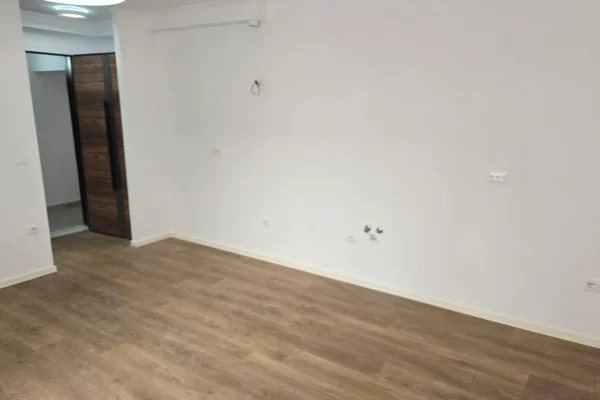 Shtepi ne shitje Apartament ne Tirane, 1+1, Mobilimi Bosh, pa mobiluar, Pagesa 115,000  Euro.