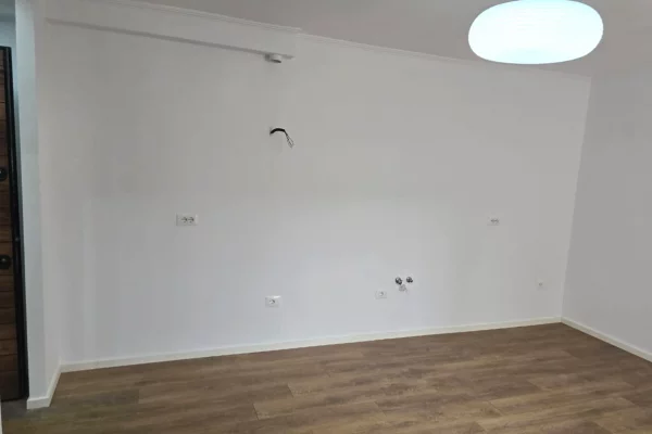 Shtepi ne shitje Apartament ne Tirane, 1+1, Mobilimi Bosh, pa mobiluar, Pagesa 115,000  Euro.