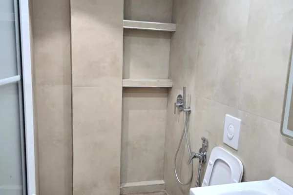 Shtepi ne shitje Apartament ne Tirane, 1+1, Mobilimi Bosh, pa mobiluar, Pagesa 115,000  Euro.