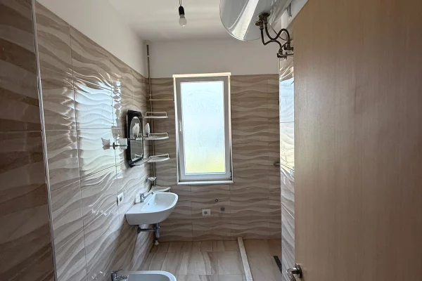 Shtepi ne shitje Apartament ne Tirane, 3+1, Mobilimi E mobiluar, Pagesa 250,000  Euro.