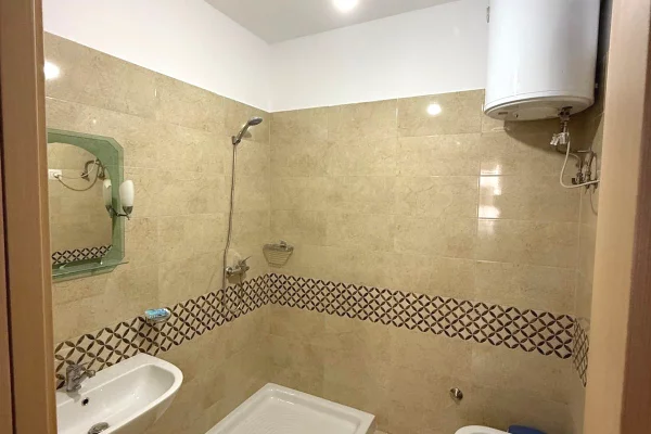 Shtepi ne shitje Apartament ne Tirane, 3+1, Mobilimi E mobiluar, Pagesa 250,000  Euro.