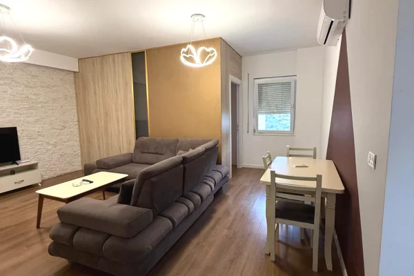 Shtepi ne shitje Apartament ne Tirane, 2+1, Mobilimi E mobiluar, Pagesa 135,000,000  Leke.