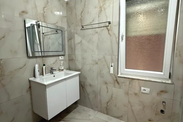 Shtepi ne shitje Apartament ne Tirane, 2+1, Mobilimi E mobiluar, Pagesa 135,000,000  Leke.