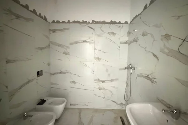 Shtepi ne shitje Apartament ne Tirane, 1+1, Mobilimi Bosh, pa mobiluar, Pagesa 126,000  Euro.