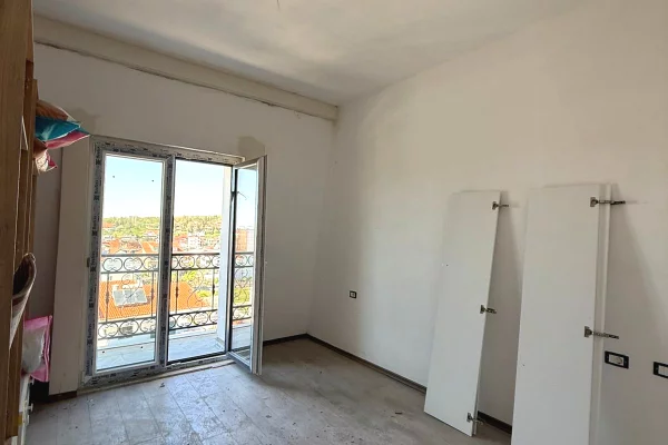 Shtepi ne shitje Apartament ne Tirane, 1+1, Mobilimi Bosh, pa mobiluar, Pagesa 126,000  Euro.
