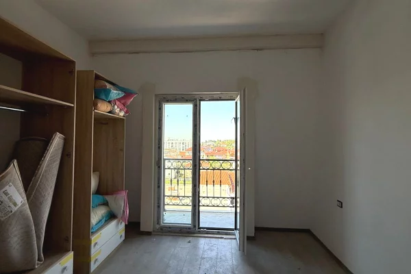 Shtepi ne shitje Apartament ne Tirane, 1+1, Mobilimi Bosh, pa mobiluar, Pagesa 126,000  Euro.