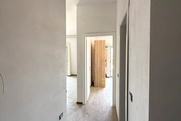 Shtepi ne shitje Apartament ne Tirane, 1+1, Mobilimi Bosh, pa mobiluar, Pagesa 126,000  Euro.