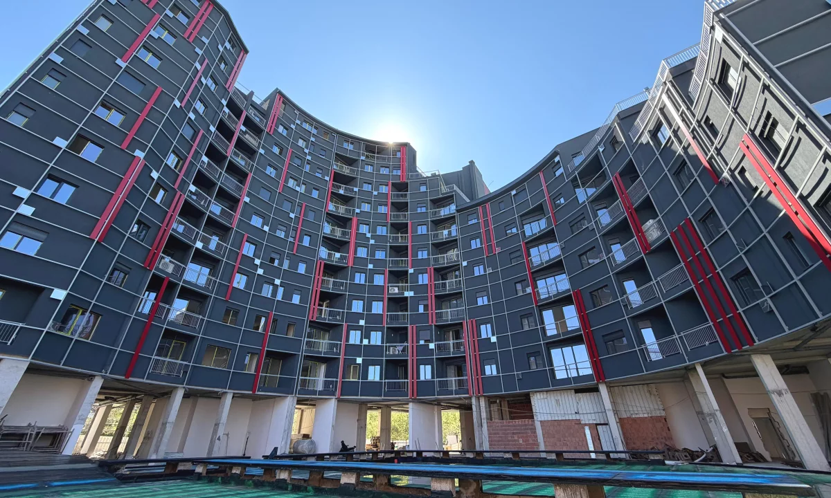 Shtepi ne shitje Apartament ne Tirane, 1+1, Mobilimi Bosh, pa mobiluar, Pagesa 135,000  Euro.