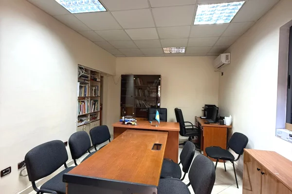 Ambient biznesi me qera 3+1 ne Tirane - 40,000 Leke