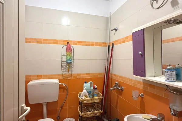 Ambient biznesi me qera 3+1 ne Tirane - 40,000 Leke