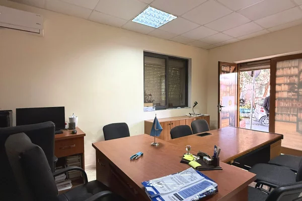 Ambient biznesi me qera 3+1 ne Tirane - 40,000 Leke