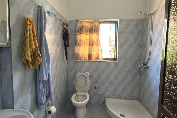 Shtepi ne shitje Apartament ne Tirane, 2+1, Mobilimi E mobiluar, Pagesa 210,000  Euro.
