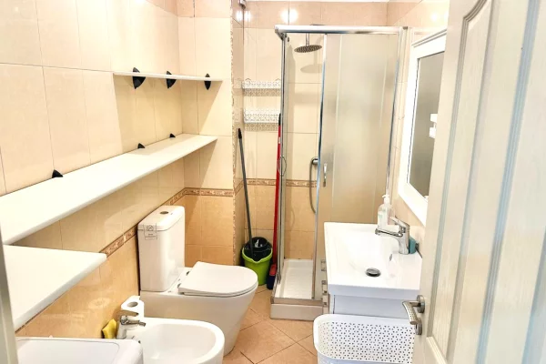 Shtepi me qera Apartament ne Tirane, 2+1, Mobilimi E mobiluar, Pagesa 450  Euro.