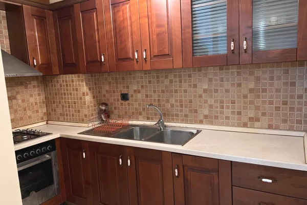 Shtepi me qera Apartament ne Tirane, 2+1, Mobilimi E mobiluar, Pagesa 50,000  Leke.