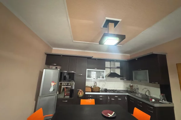 Shtepi me qera Apartament ne Tirane, 2+1, Mobilimi E mobiluar, Pagesa 55,000  Leke.