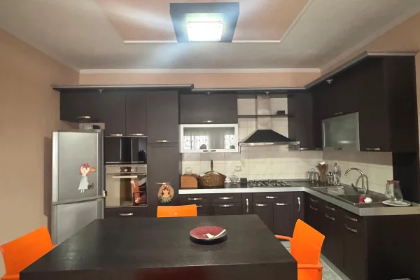 Shtepi me qera Apartament ne Tirane, 2+1, Mobilimi E mobiluar, Pagesa 55,000  Leke.