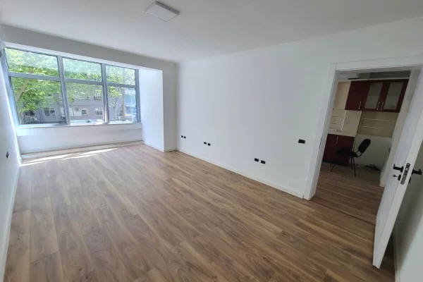 Ambient biznesi me qera 3+1 ne Tirane - 60,000 Leke