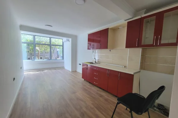 Ambient biznesi me qera 3+1 ne Tirane - 60,000 Leke