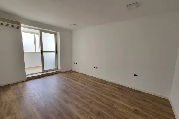 Ambient biznesi me qera 3+1 ne Tirane - 60,000 Leke