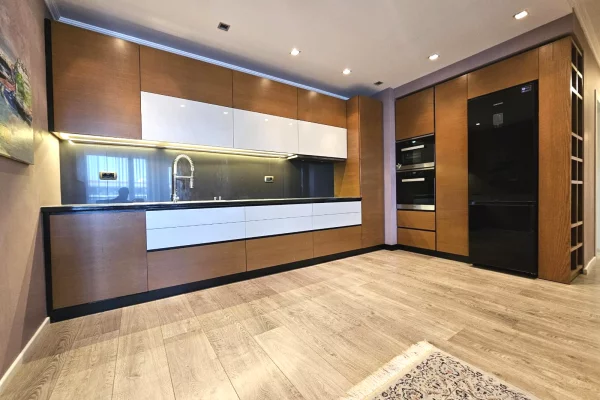 Shtepi ne shitje Apartament ne Tirane, 3+1, Mobilimi E mobiluar, Pagesa 290,000  Euro.