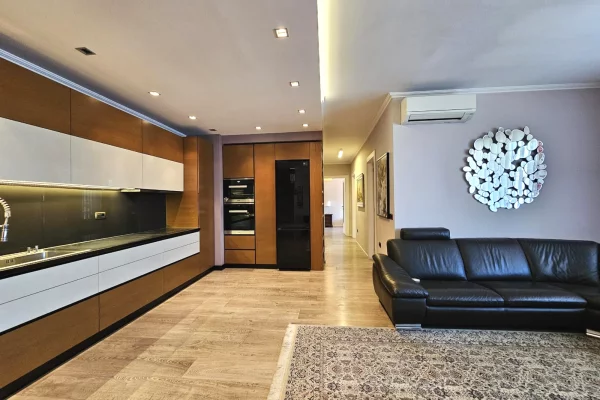 Shtepi ne shitje Apartament ne Tirane, 3+1, Mobilimi E mobiluar, Pagesa 290,000  Euro.