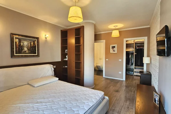 Shtepi ne shitje Apartament ne Tirane, 3+1, Mobilimi E mobiluar, Pagesa 290,000  Euro.