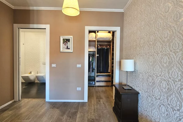 Shtepi ne shitje Apartament ne Tirane, 3+1, Mobilimi E mobiluar, Pagesa 290,000  Euro.