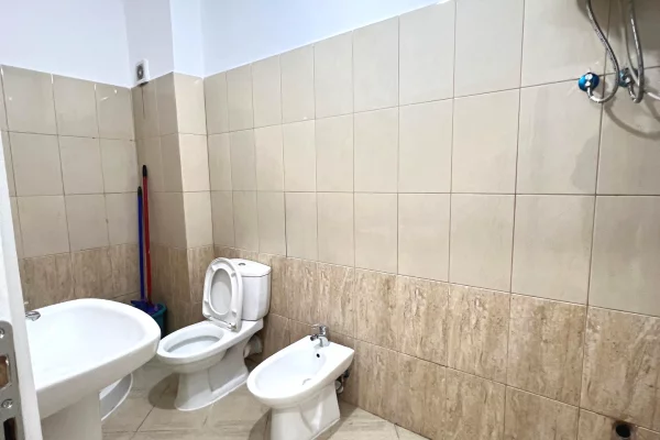 Shtepi ne shitje Apartament ne Tirane, 1+1, Mobilimi Bosh, pa mobiluar, Pagesa 125,000  Euro.