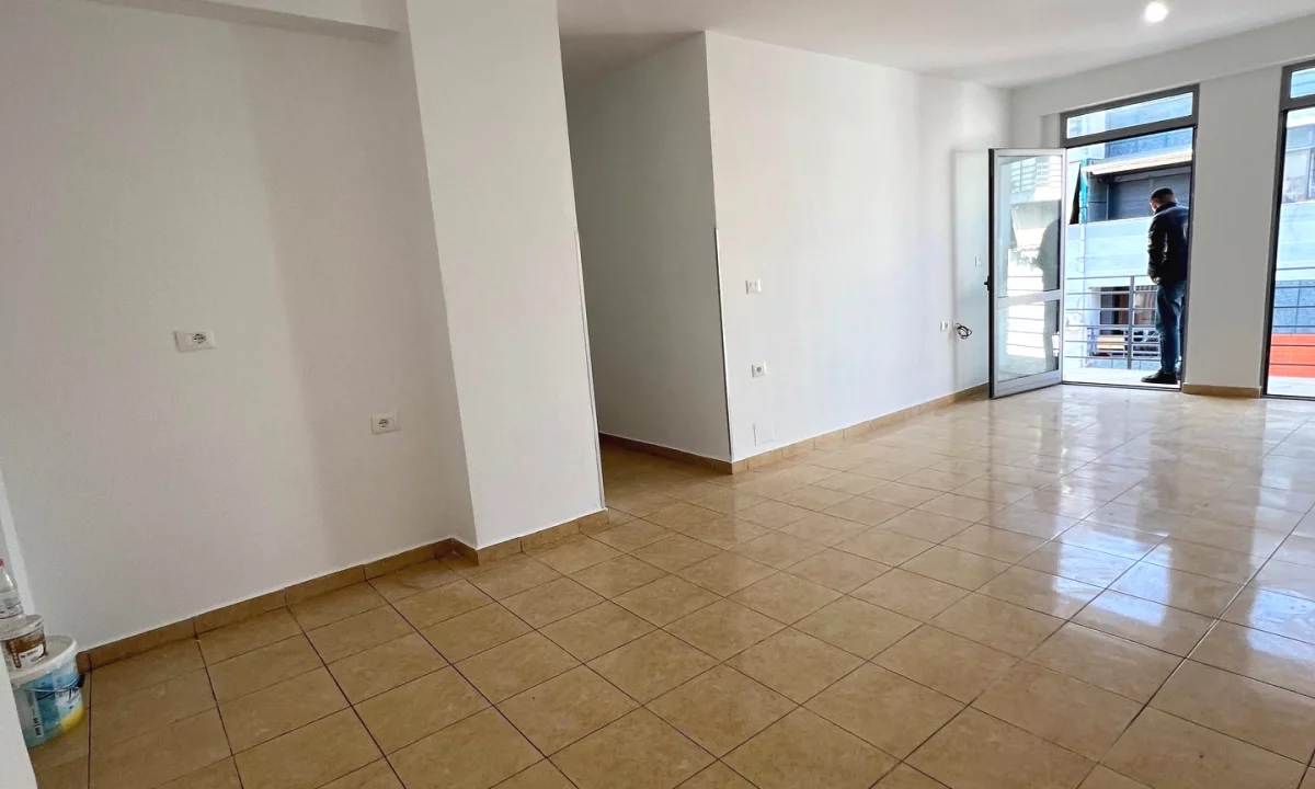 Shtepi ne shitje Apartament ne Tirane, 1+1, Mobilimi Bosh, pa mobiluar, Pagesa 125,000  Euro.