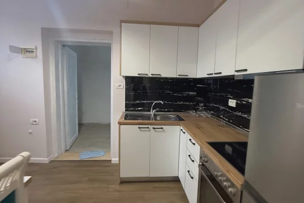 Shtepi ne shitje Apartament ne Tirane, Garsoniere, Mobilimi E mobiluar, Pagesa 98,000  Euro.