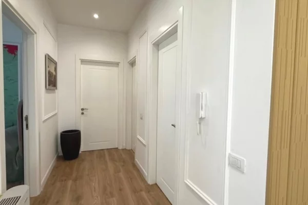 Shtepi ne shitje Apartament ne Tirane, 2+1, Mobilimi E mobiluar, Pagesa 300,000  Euro.