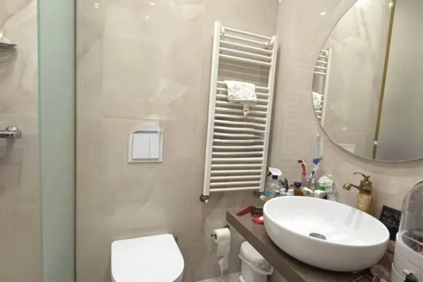 Shtepi ne shitje Apartament ne Tirane, 2+1, Mobilimi E mobiluar, Pagesa 300,000  Euro.