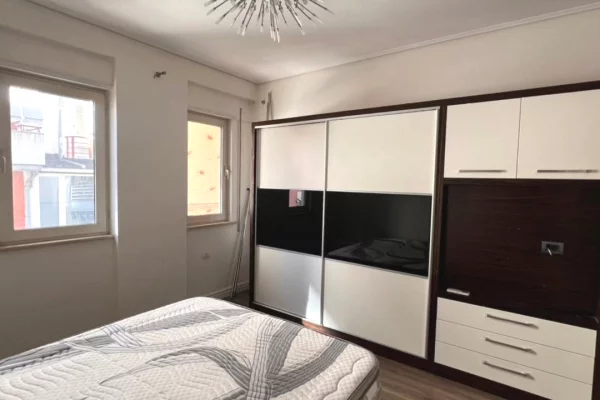 Shtepi ne shitje Apartament ne Tirane, 2+1, Mobilimi E mobiluar, Pagesa 240,000  Euro.