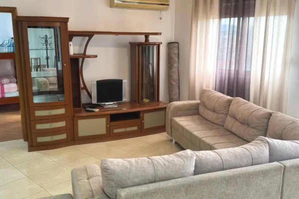 Shtepi me qera 2+1 ne Tirane - 65,000 Leke