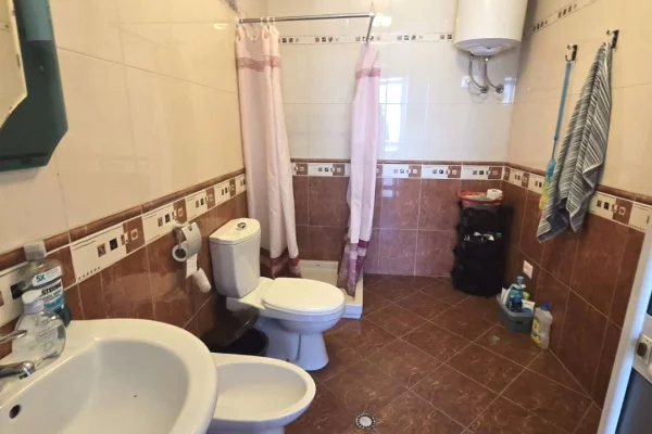 Shtepi me qera Apartament ne Tirane, 2+1, Mobilimi E mobiluar, Pagesa 65,000  Leke.